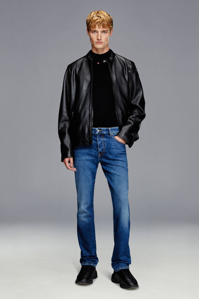 An iconic Slim straight leg fit that sits at the natural waist