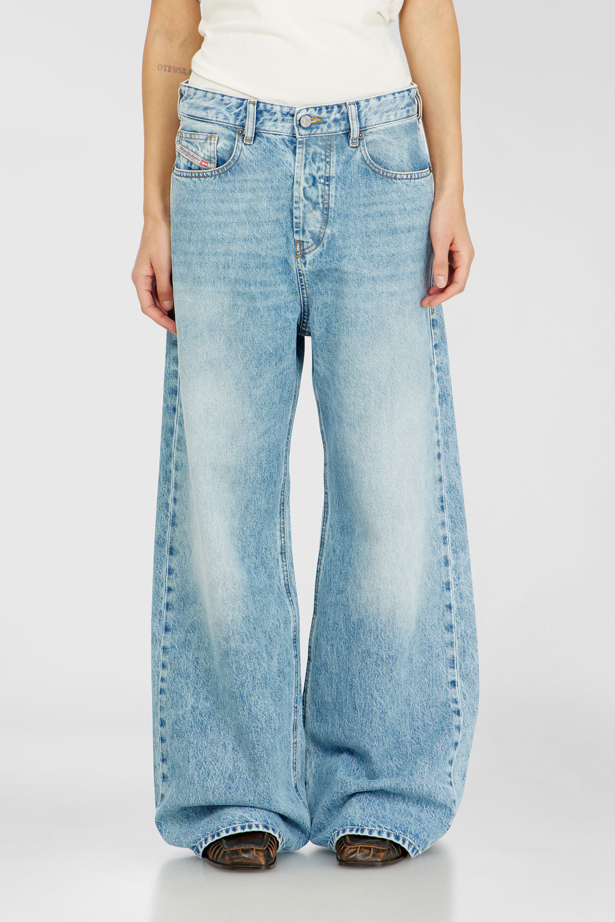 Diesel - Unisex's Relaxed Jeans 1996 D-Sire 09I29, Light Blue - 1