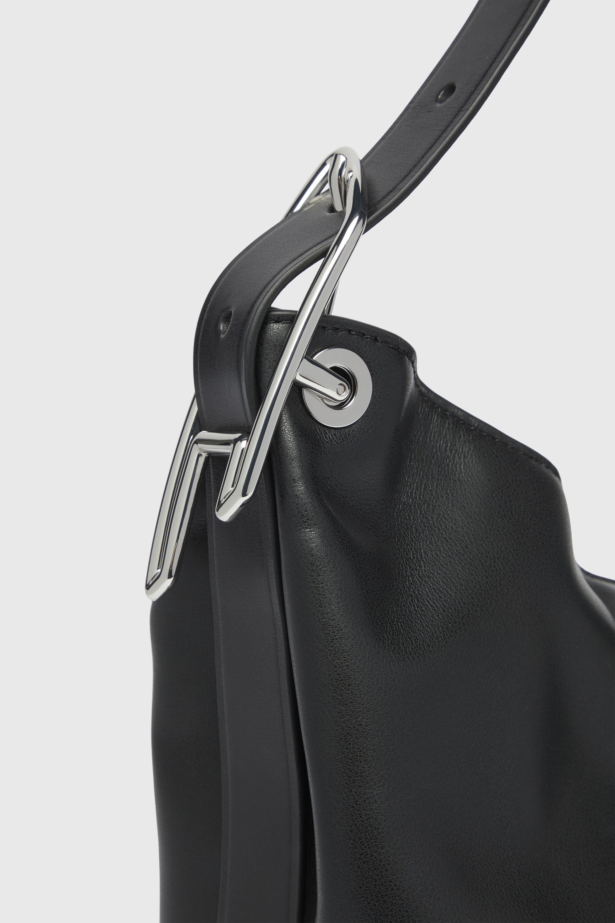 Diesel - D-LINE HOBO S, Woman's D-Line-Leather shoulder bag in Black - 4